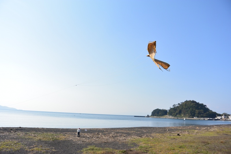 はなさんぽ通信「沼津御用邸記念公園で 島郷とんび凧 を見る」