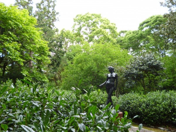 静岡県立美術館の新緑と彫刻と花（静岡市）