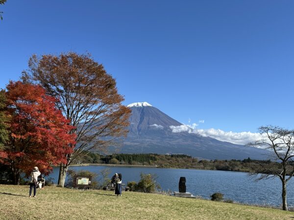 紅葉の田貫湖をキャンピングカーで楽しむ